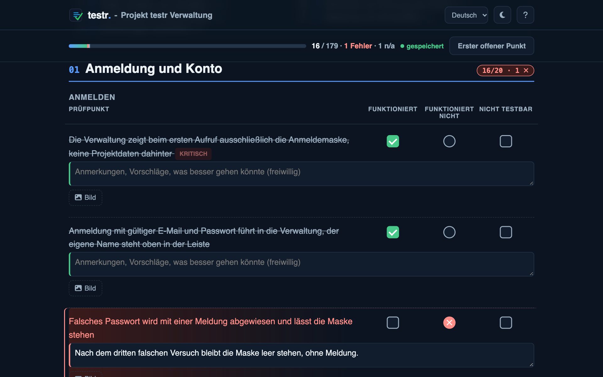 Testbogen am Rechner: zwei Punkte abgehakt, einer mit Fehler und Kommentar