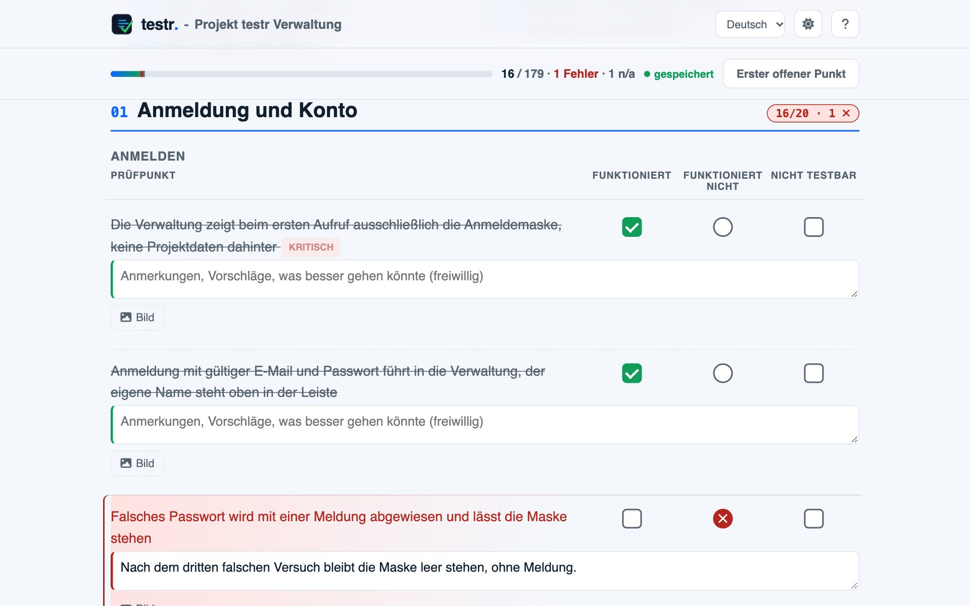 Testbogen am Rechner: zwei Punkte abgehakt, einer mit Fehler und Kommentar